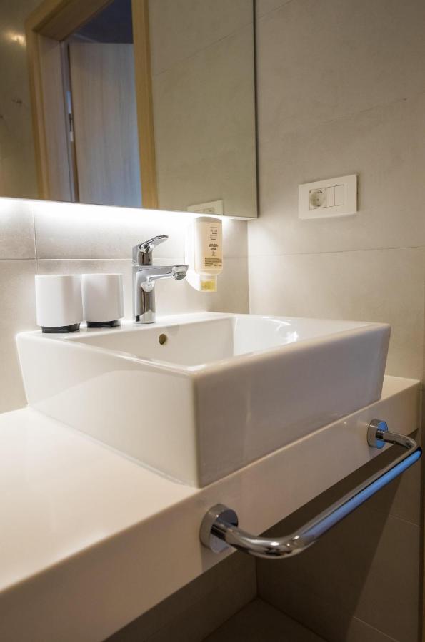 Hotel Osmine Слано Екстериор снимка