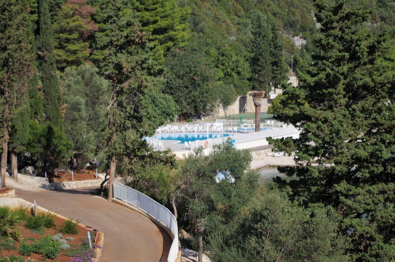Hotel Osmine Слано Екстериор снимка